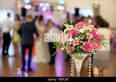 Couples de danseurs au cours de partie ou réception de mariage Banque D'Images