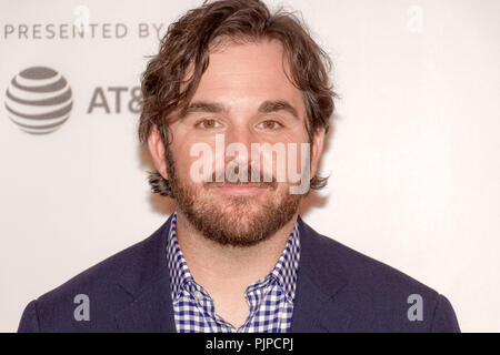 Réalisateur James Ponsoldt, marche le tapis rouge comme il arrive d'assister à la première mondiale de 'le Cercle' au 2017 Tribeca Film Festival à New York. Banque D'Images