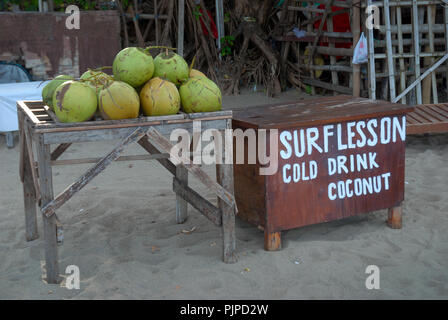 Leçon de Surf signe sur plage, Seminyak, Bali, Indonésie. Banque D'Images