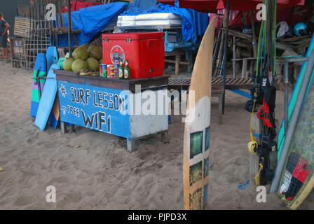 Leçon de Surf signe sur plage, Seminyak, Bali, Indonésie. Banque D'Images