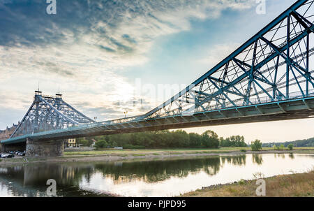 Pont historique appelé Blue me demande de l'autre côté de l'Elbe à Dresde (Allemagne) Banque D'Images