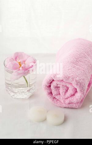 Belle composition de soins de spa sur fond de tissu blanc, concept pastel monochrome Banque D'Images