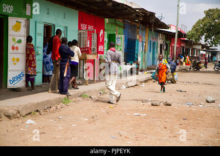 Villages masaï du Kenya le long de la route pour aller à la réserve de Masai Mara Banque D'Images