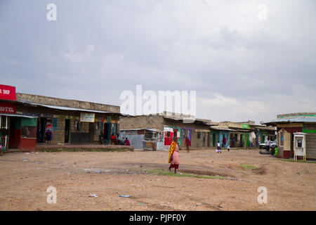 Villages masaï du Kenya le long de la route pour aller à la réserve de Masai Mara Banque D'Images