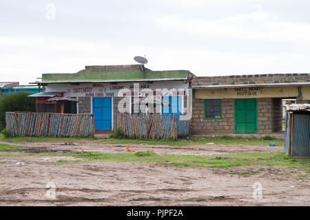 Villages masaï du Kenya le long de la route pour aller à la réserve de Masai Mara Banque D'Images