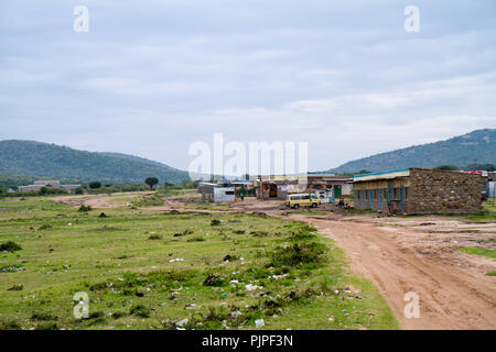 Villages masaï du Kenya le long de la route pour aller à la réserve de Masai Mara Banque D'Images