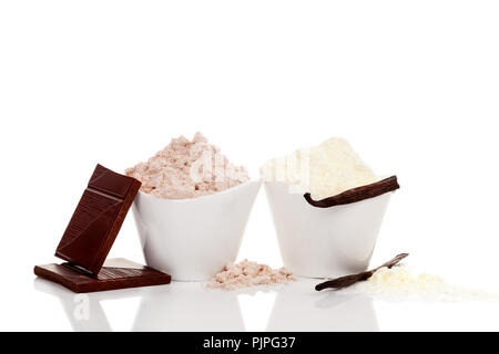 Protéines en poudre chocolat et vanille dans cups isolé sur fond blanc. Banque D'Images