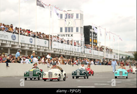 Conduite des concurrents Austin J40 dans les voitures à pédales Settrington Cup le deuxième jour de la Goodwood Revival au Goodwood Motor Circuit, dans la région de Chichester. Banque D'Images