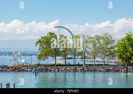 Vue de Lausanne Ouchy port, la Suisse sur le Lac Léman (Lac de Genève) le jour d'été ensoleillé avec ciel bleu et nuages blancs Banque D'Images
