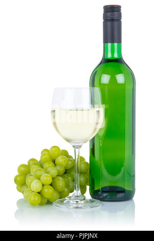 Bouteille de vin de raisins verts de boissons alcoolisées en verre isolé sur fond blanc Banque D'Images