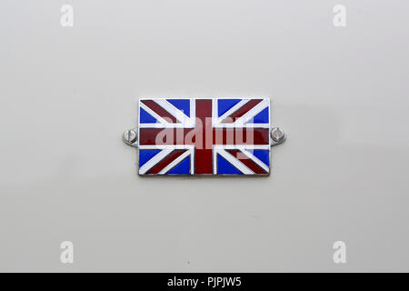 Close up photographie d'une voiture classique Morgan montrant badge Union Jack Banque D'Images