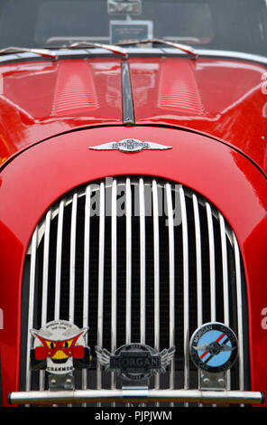 Close up photographie d'une voiture classique Morgan montrant le radiateur et d'un insigne Banque D'Images