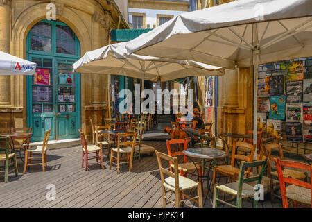 Nicosie, Chypre - 14 mai 2018 : Tables et chaises avec des gens en relaxant de backstreet étroit centre de Nicosie. Banque D'Images