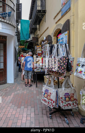 Nicosie, Chypre - 14 mai 2018 : Avis de shopping dans les ruelles étroites de la rue Ledra à Nicosie. Banque D'Images