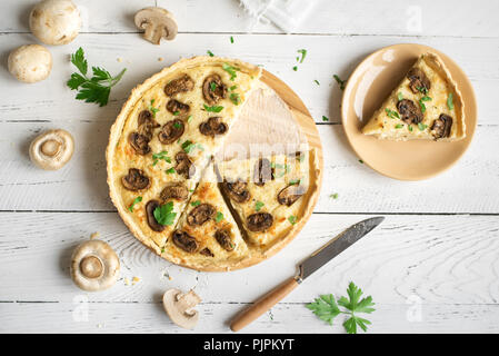 Quiche aux champignons Tourte aux champignons et fromage blanc sur fond de bois, vue du dessus. Tarte savoureuse avec des champignons. Banque D'Images