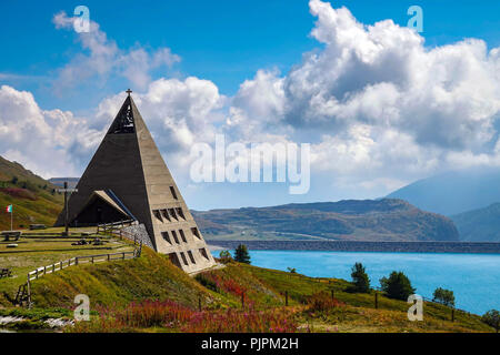 Col de Mont Cenis le col de montagne entre la France et l'Italie avec un grand lac, un réservoir, Banque D'Images