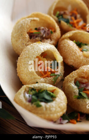 Pani Puri indian street food. Golgappe point, l'Inde, Chat Banque D'Images