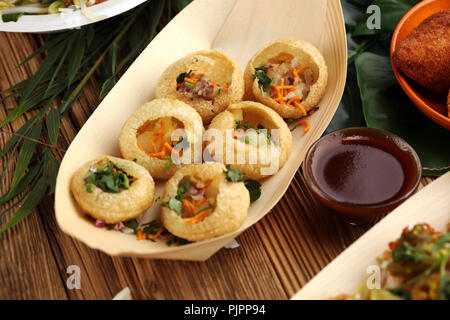 Pani Puri indian street food. Golgappe point, l'Inde, Chat Banque D'Images