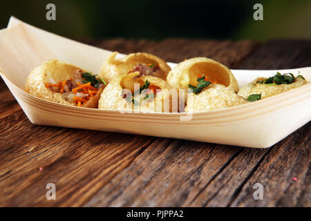 Pani Puri indian street food. Golgappe point, l'Inde, Chat Banque D'Images