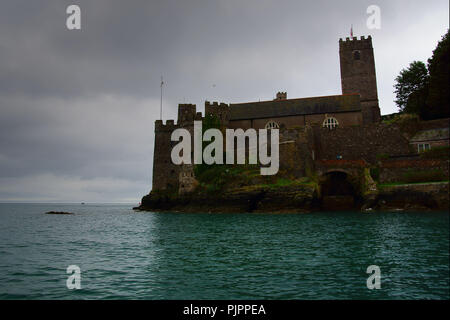 Château de Dartmouth et St Peter Petrox église, sur l'approche de la rivière Dart et Dartmouth ville . Banque D'Images