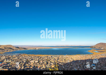 Vue aérienne de la côte avec le lac Titicaca Puno du Mirador El Condor au Pérou. Banque D'Images