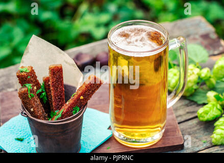 La bière de seigle à l'ail croûtons à l'extérieur Banque D'Images