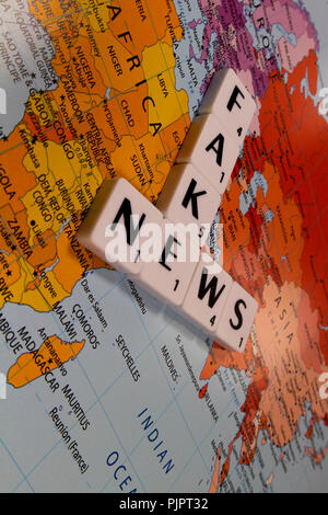 Représentation de faux news, journalisme ou propagande qui se compose de désinformation délibérée ou canulars Banque D'Images