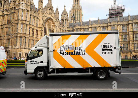 Livraison du journal Evening Standard chariot sur Abingdon Street devant les Maisons du Parlement à Westminster, London England UK KATHY DEWITT Banque D'Images