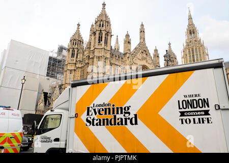 Livraison du journal Evening Standard chariot sur Abingdon Street devant les Maisons du Parlement à Westminster, London England UK KATHY DEWITT Banque D'Images