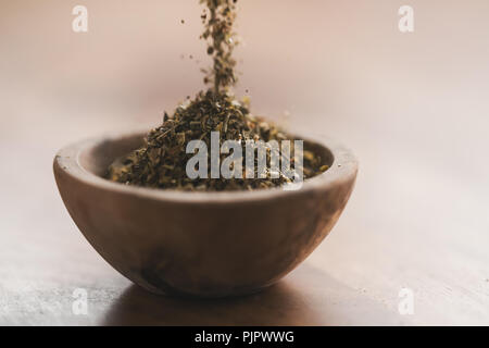 Herbes de Provence séchées pour l'assaisonnement dans un bol en bois sur la table, l'accent peu profondes Banque D'Images