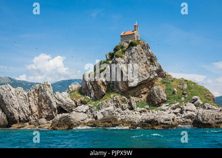 Voir de beaux îlots Katic (Katich) et Høvringen avec l'église sur l'un d'entre eux dans la mer près de Petrovac, Monténégro. Banque D'Images