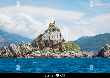 Voir de beaux îlots Katic (Katich) et Høvringen avec l'église sur l'un d'entre eux dans la mer près de Petrovac, Monténégro. Banque D'Images