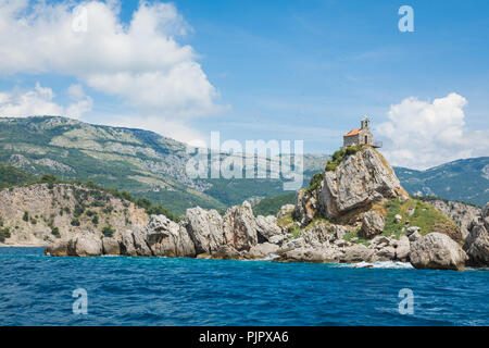 Voir de beaux îlots Katic (Katich) et Høvringen avec l'église sur l'un d'entre eux dans la mer près de Petrovac, Monténégro. Banque D'Images