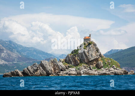 Voir de beaux îlots Katic (Katich) et Høvringen avec l'église sur l'un d'entre eux dans la mer près de Petrovac, Monténégro. Banque D'Images