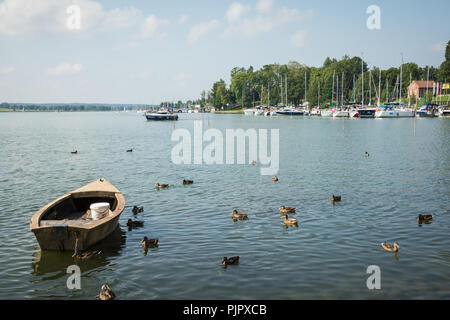 RYN, WARMIE MAZURIE-PROVINCE / Pologne - 31 juillet 2018 : port de plaisance et de la jetée sur le lac Rynskie, ville de Ryn. Banque D'Images