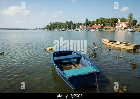 RYN, WARMIE MAZURIE-PROVINCE / Pologne - 31 juillet 2018 : port de plaisance et de la jetée sur le lac Rynskie, ville de Ryn. Banque D'Images