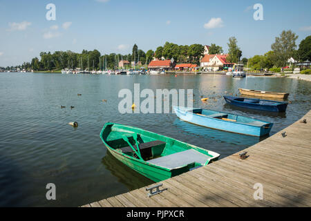 RYN, WARMIE MAZURIE-PROVINCE / Pologne - 31 juillet 2018 : port de plaisance et de la jetée sur le lac Rynskie, ville de Ryn. Banque D'Images