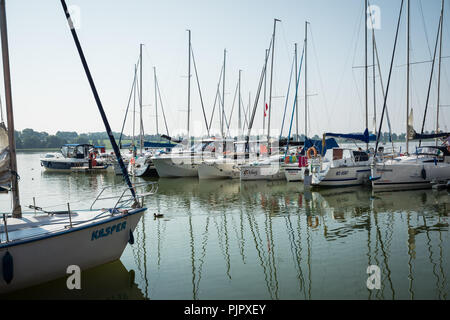 RYN, WARMIE MAZURIE-PROVINCE / Pologne - 31 juillet 2018 : port de plaisance et de la jetée sur le lac Rynskie, ville de Ryn. Banque D'Images