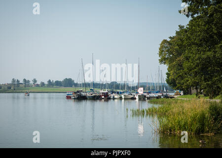 RYN, WARMIE MAZURIE-PROVINCE / Pologne - 31 juillet 2018 : port de plaisance et de la jetée sur le lac Rynskie, ville de Ryn. Banque D'Images