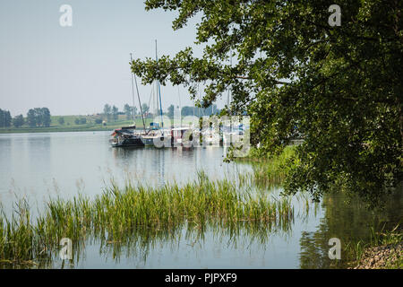 RYN, WARMIE MAZURIE-PROVINCE / Pologne - 31 juillet 2018 : port de plaisance et de la jetée sur le lac Rynskie, ville de Ryn. Banque D'Images