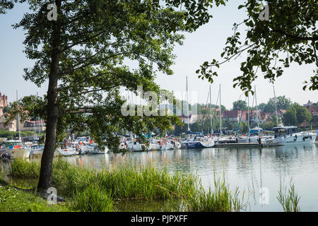 RYN, WARMIE MAZURIE-PROVINCE / Pologne - 31 juillet 2018 : port de plaisance et de la jetée sur le lac Rynskie, ville de Ryn. Banque D'Images