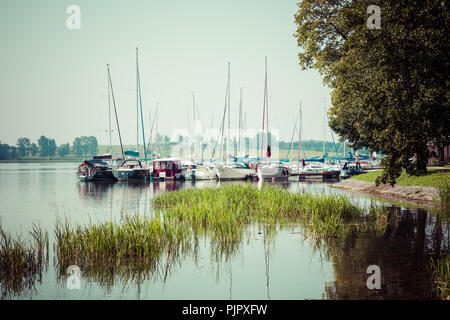 RYN, WARMIE MAZURIE-PROVINCE / Pologne - 31 juillet 2018 : port de plaisance et de la jetée sur le lac Rynskie, ville de Ryn. Banque D'Images