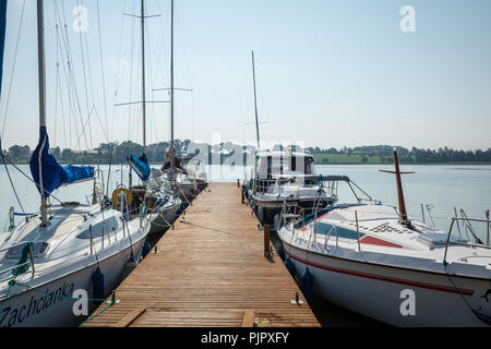 RYN, WARMIE MAZURIE-PROVINCE / Pologne - 31 juillet 2018 : port de plaisance et de la jetée sur le lac Rynskie, ville de Ryn. Banque D'Images