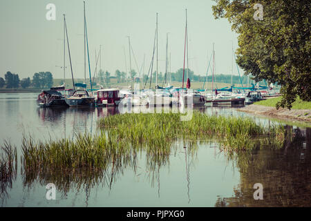 RYN, WARMIE MAZURIE-PROVINCE / Pologne - 31 juillet 2018 : port de plaisance et de la jetée sur le lac Rynskie, ville de Ryn. Banque D'Images