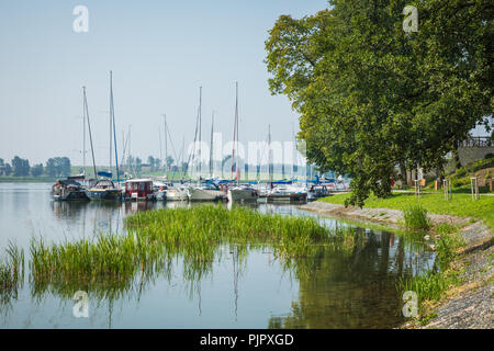 RYN, WARMIE MAZURIE-PROVINCE / Pologne - 31 juillet 2018 : port de plaisance et de la jetée sur le lac Rynskie, ville de Ryn. Banque D'Images