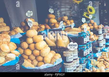 Cracovie, Pologne - AOÛT 16,2018 : fromage fumé traditionnel polonais oscypek sur marché de Noël à Cracovie. Oscypek est fait exclusivement dans les montagnes Tatra Banque D'Images