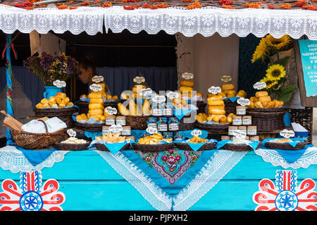 Cracovie, Pologne - AOÛT 16,2018 : fromage fumé traditionnel polonais oscypek sur marché de Noël à Cracovie. Oscypek est fait exclusivement dans les montagnes Tatra Banque D'Images