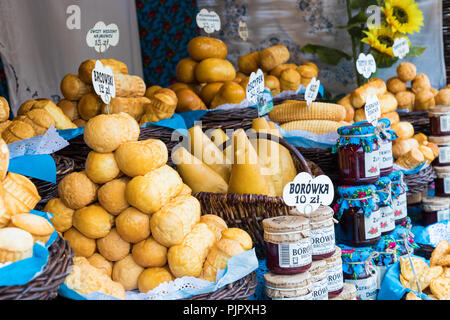 Cracovie, Pologne - AOÛT 16,2018 : fromage fumé traditionnel polonais oscypek sur marché de Noël à Cracovie. Oscypek est fait exclusivement dans les montagnes Tatra Banque D'Images