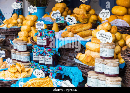 Cracovie, Pologne - AOÛT 16,2018 : fromage fumé traditionnel polonais oscypek sur marché de Noël à Cracovie. Oscypek est fait exclusivement dans les montagnes Tatra Banque D'Images