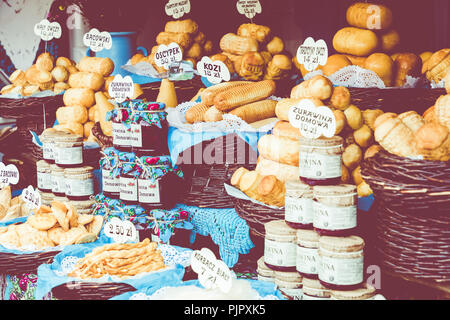 Cracovie, Pologne - AOÛT 16,2018 : fromage fumé traditionnel polonais oscypek sur marché de Noël à Cracovie. Oscypek est fait exclusivement dans les montagnes Tatra Banque D'Images